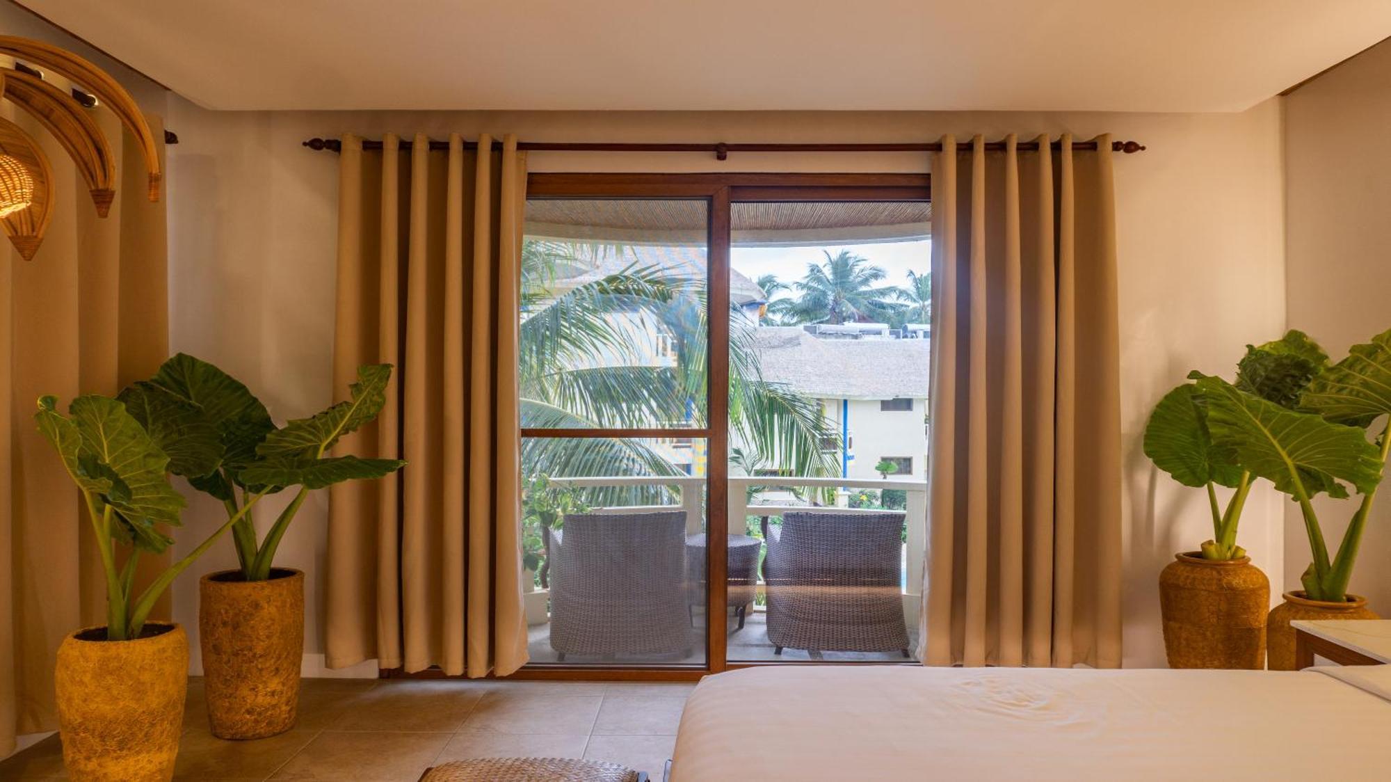 Ambassador In Paradise Balabag  Zewnętrze zdjęcie A sliding door