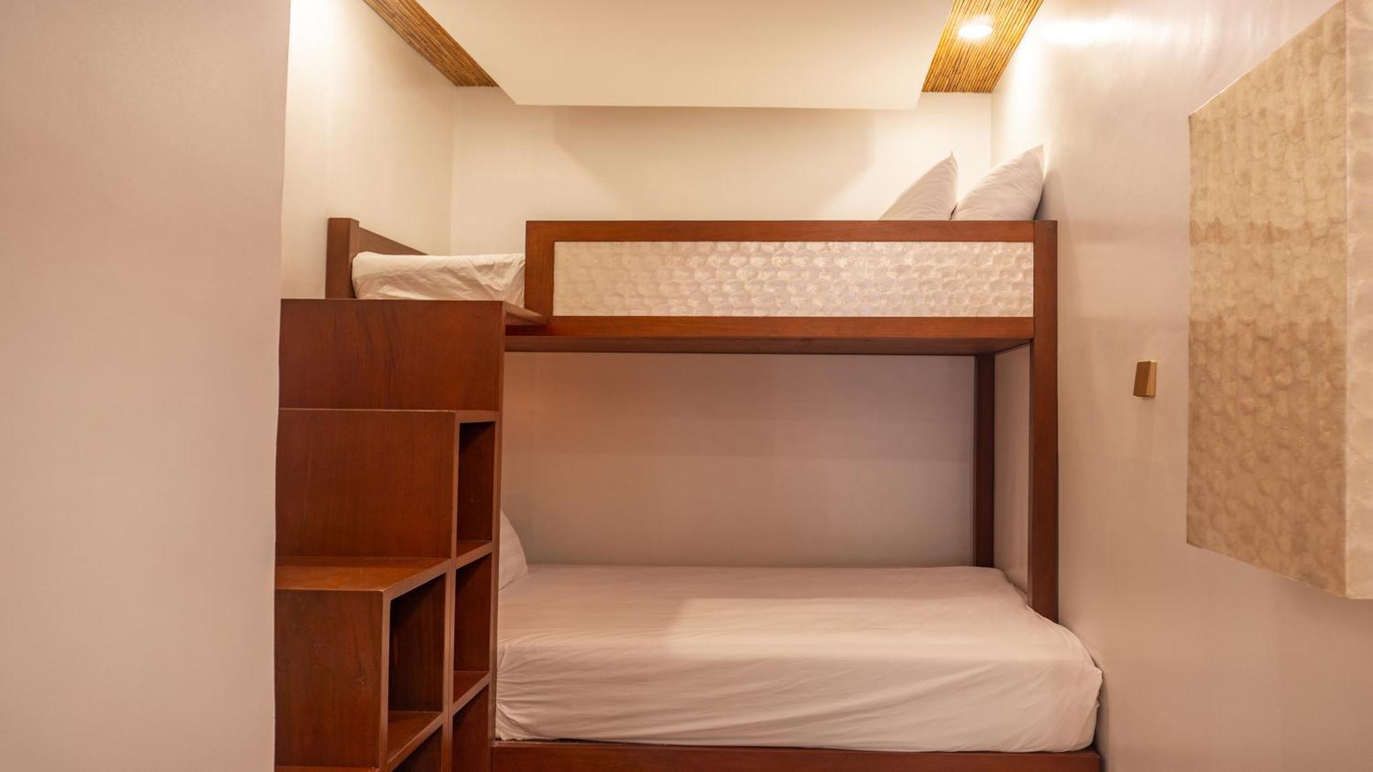 Ambassador In Paradise Balabag  Zewnętrze zdjęcie A bunk bed