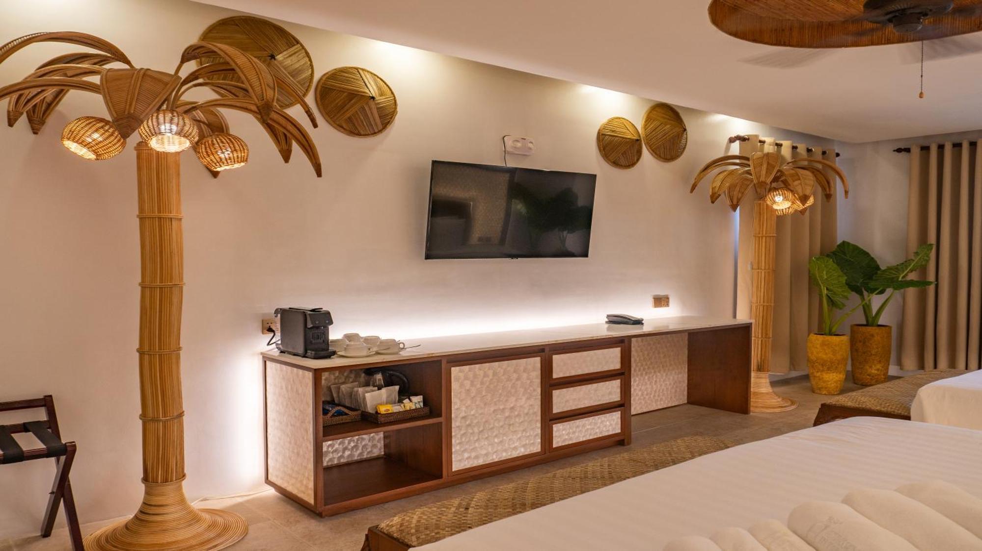 Ambassador In Paradise Balabag  Zewnętrze zdjęcie A room at the resort
